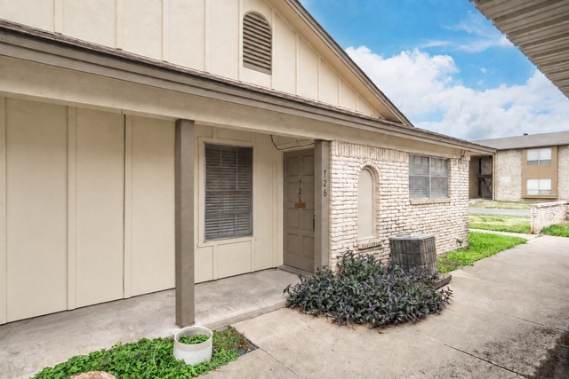726 E Pecan Street - Photo 1