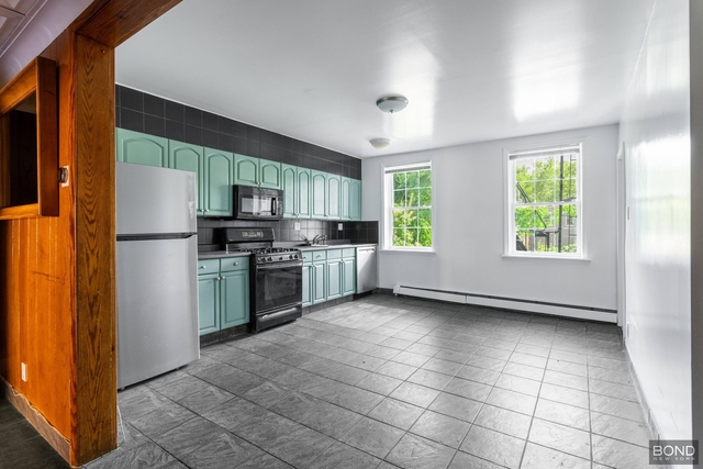 662 Metropolitan Avenue - Photo 1