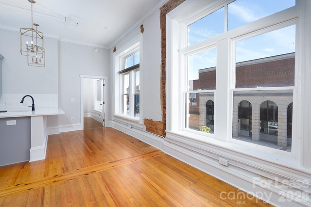 52 Union Street S - Photo 1