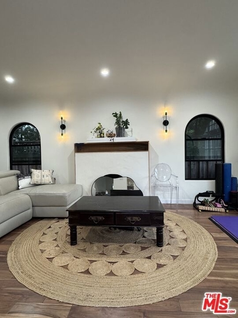 731 N Laurel Avenue - Photo 1