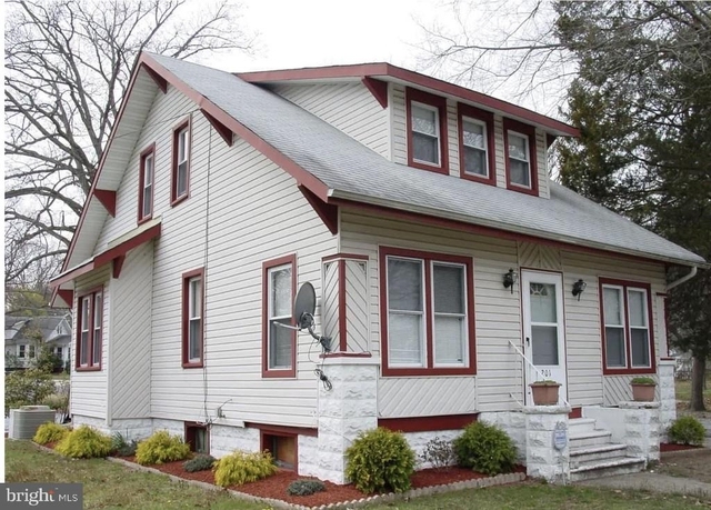 201 Girard Road N - Photo 1