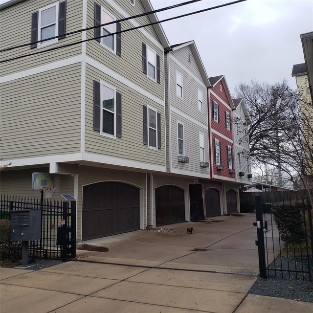 916 Lawrence Street - Photo 1
