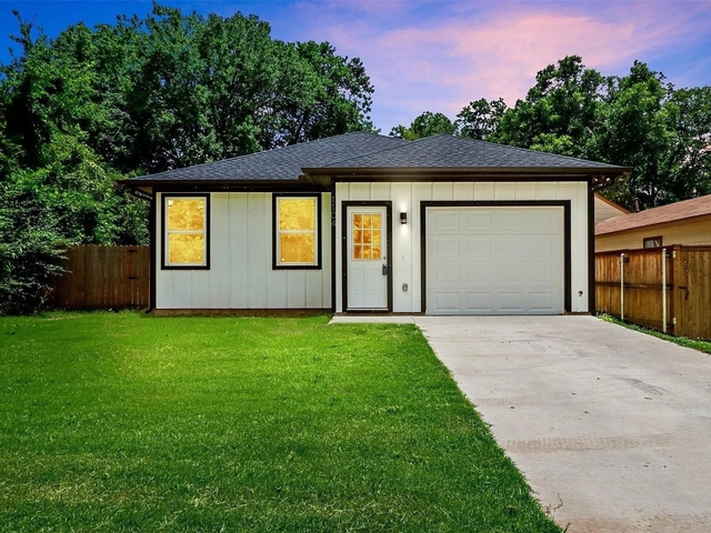 1104 W Elm Street - Photo 1