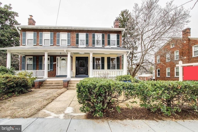 4008 12th Street Ne - Photo 1