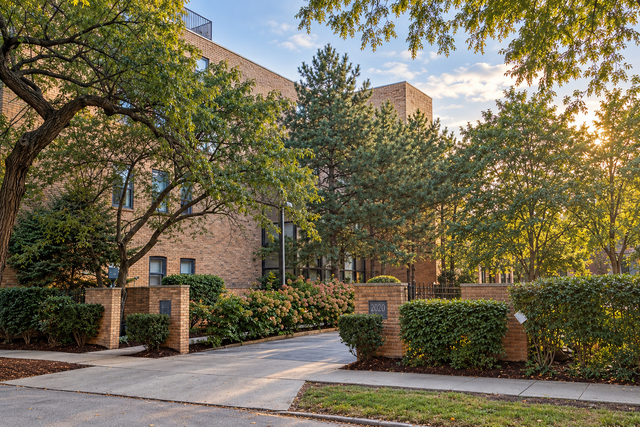 2100 N Racine Avenue - Photo 1