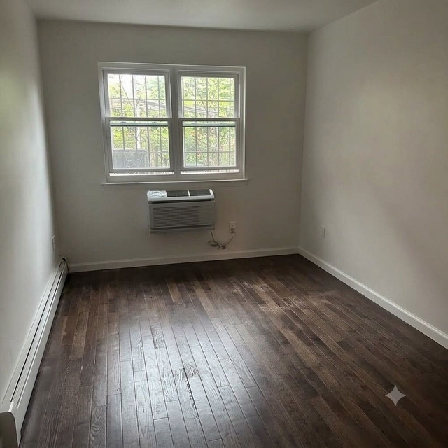 87-7 Elmhurst Avenue, Elmhurst - Photo 1