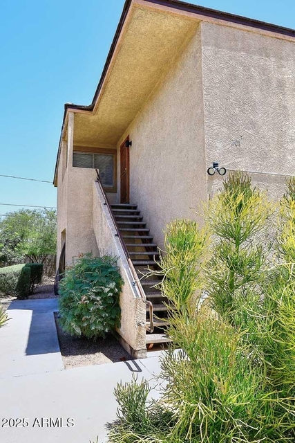 532 W 9th Street - Photo 1