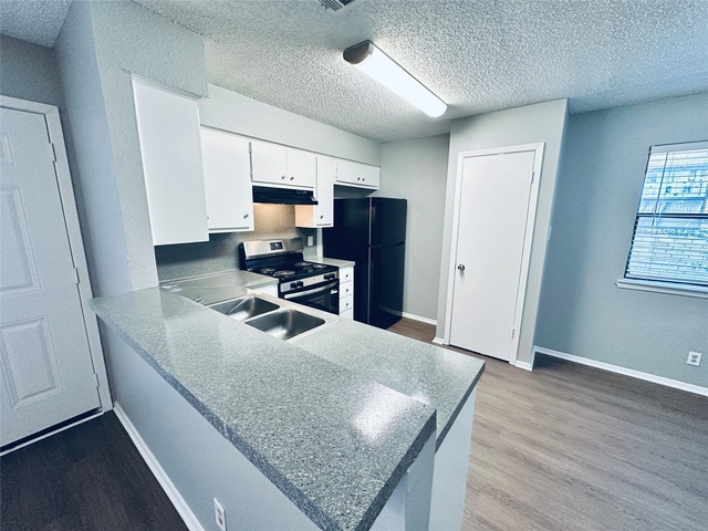 5500 Rose Hill Cir - Photo 1