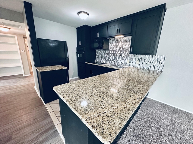 601 W 11th St - Photo 1