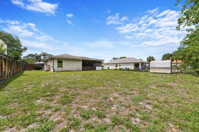 651 Sw Badger Terrace - Photo 1