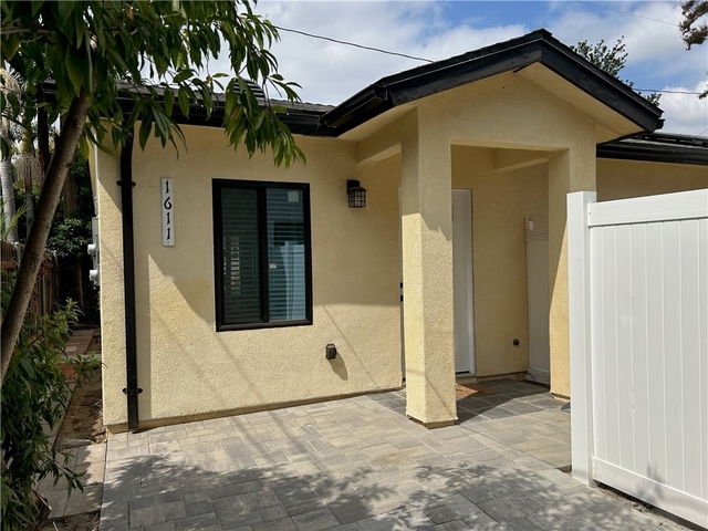 1611 N Niagara - Photo 1