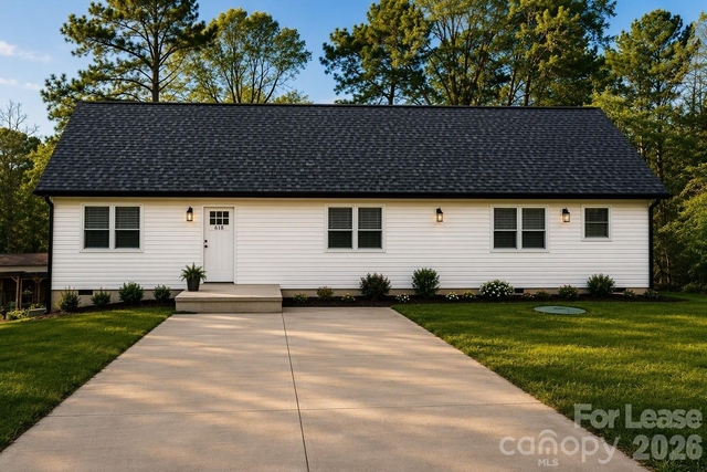 618 E Holly Street - Photo 1