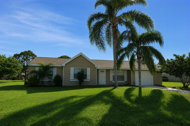 374 Sw Eastport Circle - Photo 1