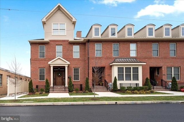 262 W Ashland Street - Photo 1