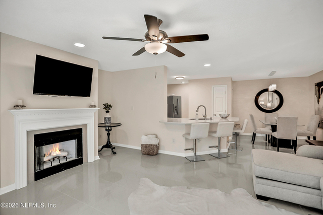 13715 Richmond Park Drive N - Photo 1