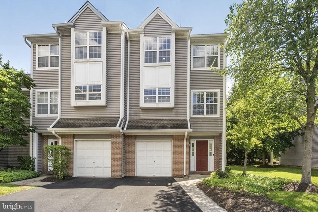 132 S Barrow Place - Photo 1