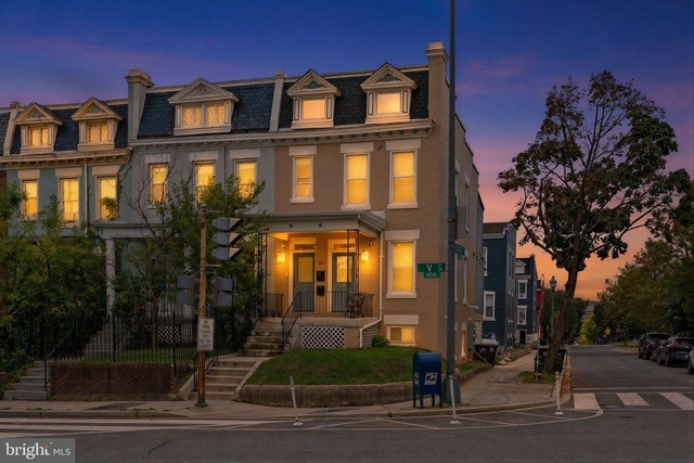 141 V Street Ne - Photo 1