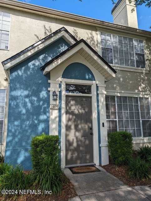 13703 Richmond Park Drive N - Photo 1