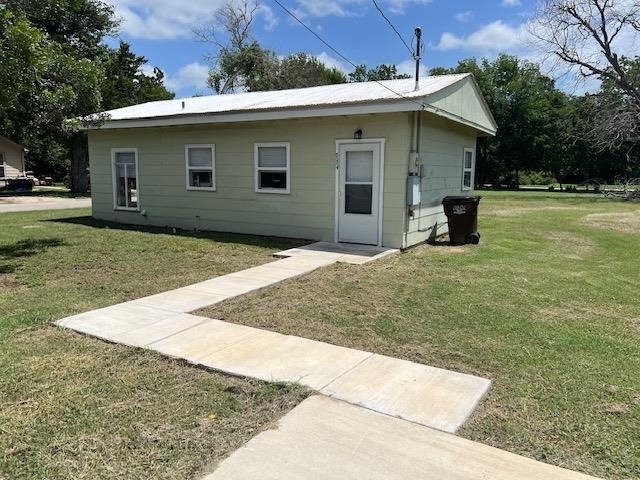 734 Trinity St - Photo 1
