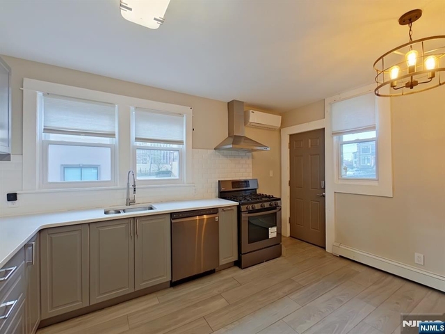 210 Warren - Photo 1