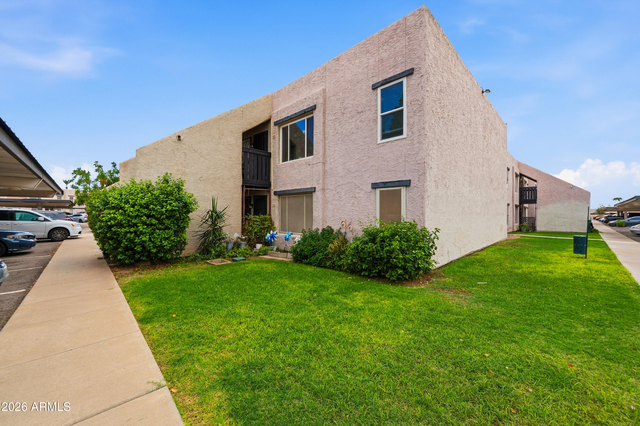 1927 E Hampton Avenue - Photo 1