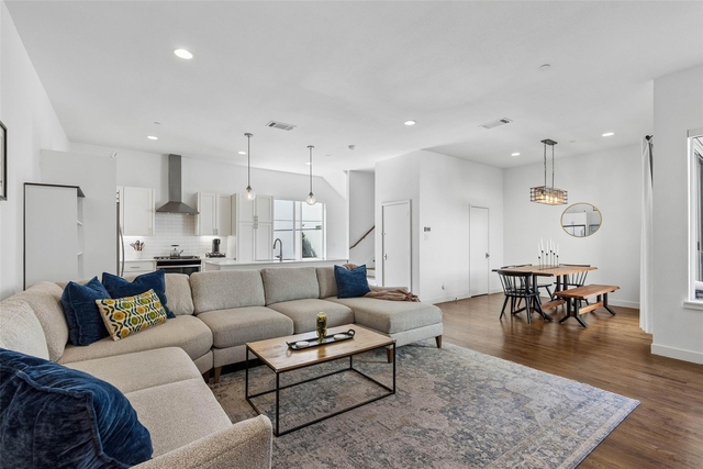 2115 Bennett Avenue - Photo 1