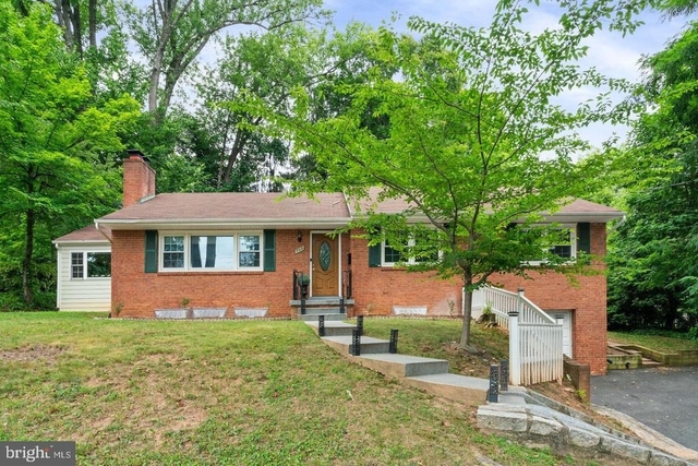 709 E Broad Street - Photo 1