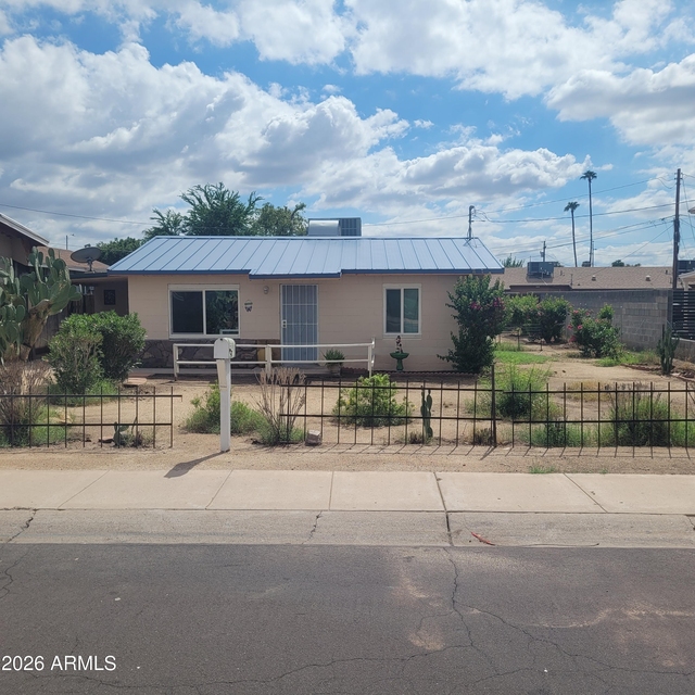 5037 W Myrtle Avenue - Photo 1