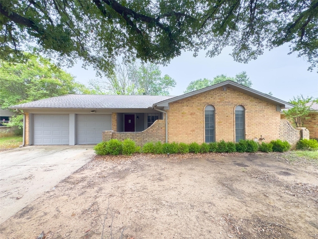 808 Warwick Street - Photo 1
