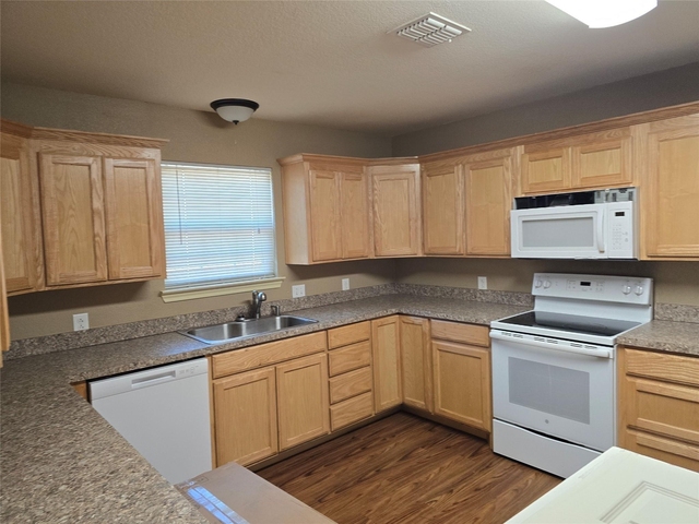 1003 Travis Avenue - Photo 1