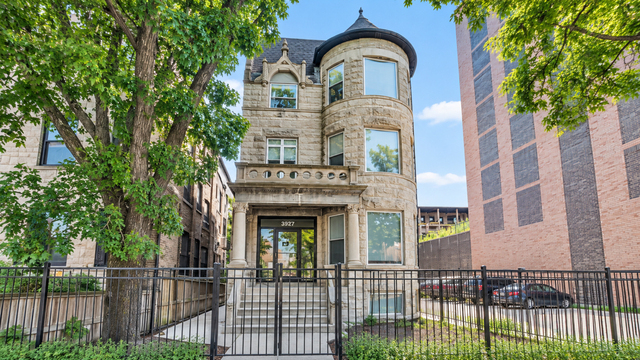 3927 N Clarendon Avenue - Photo 1