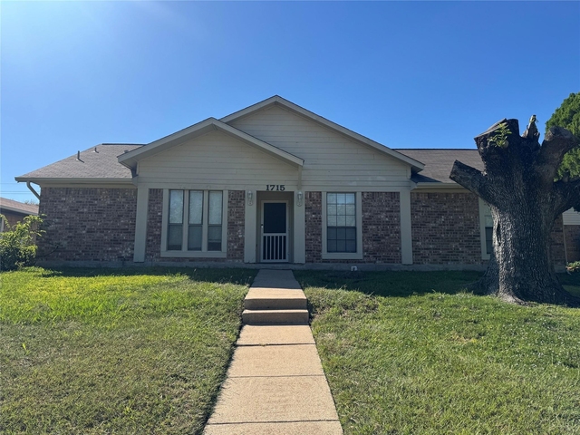 1715 Carolyn Way - Photo 1