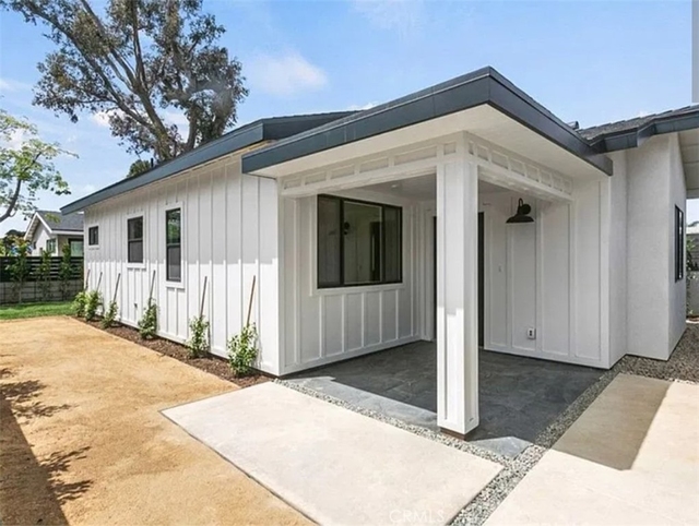 738 Center - Photo 1