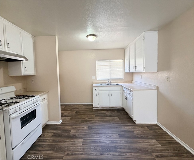 407 E E - Photo 1
