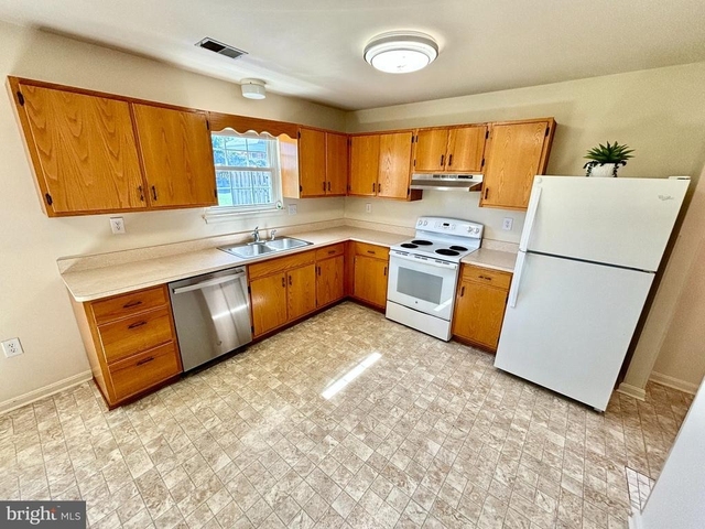 405 Carroll Street - Photo 1