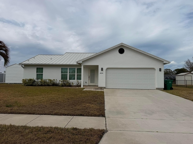 404 Ne Camelot Drive - Photo 1