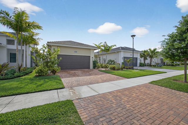 4805 Saint Armands Way - Photo 1