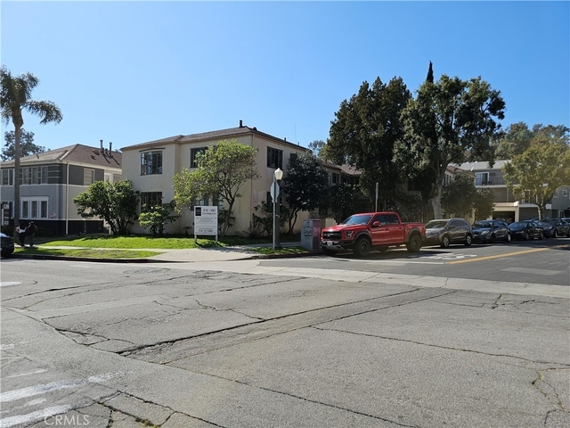 579 Levering Avenue - Photo 1
