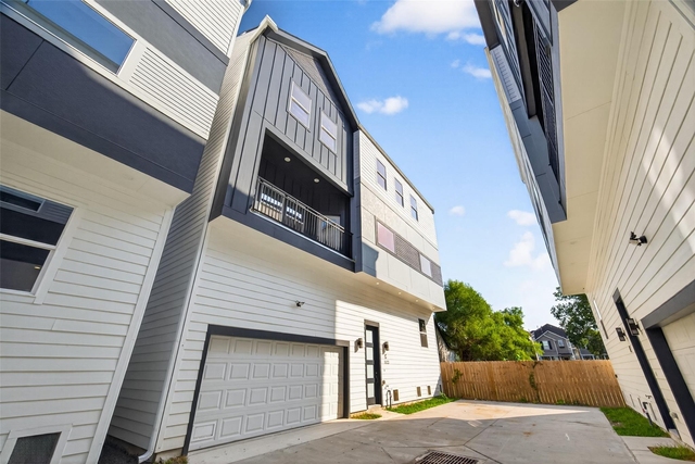 1122 W 16th Street - Photo 1