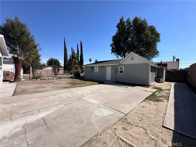 1025 W 11th St - Photo 1