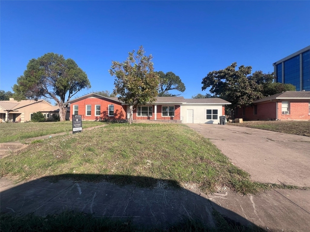 3215 Pine Avenue - Photo 1
