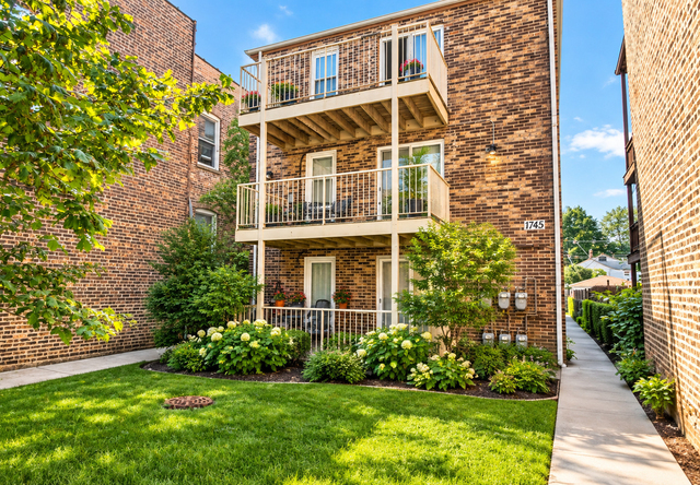 1745 W Albion Avenue - Photo 1