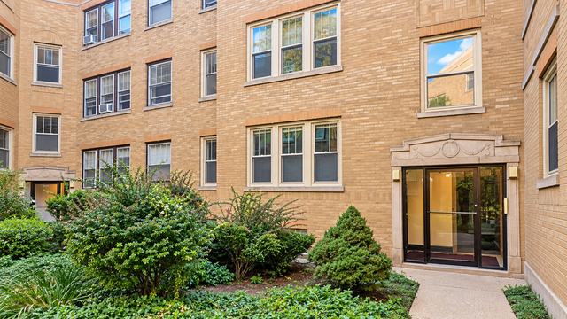 905 W Altgeld Street - Photo 1