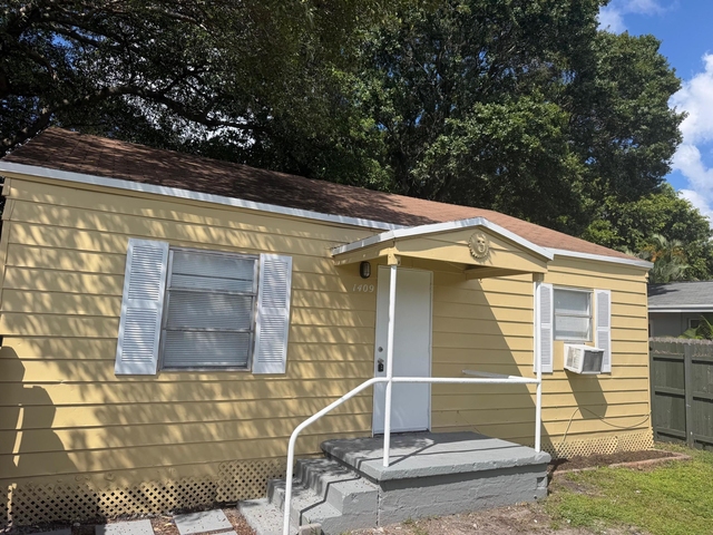 1409 Ne 5th Terrace - Photo 1