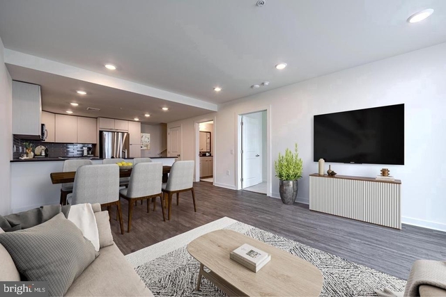 525 N Christopher Columbus Bou - Photo 1