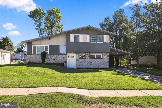 211 Kings Road - Photo 1