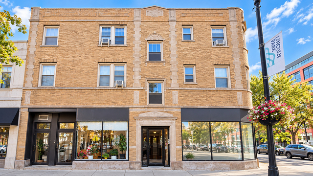 2480 N Lincoln Avenue - Photo 1
