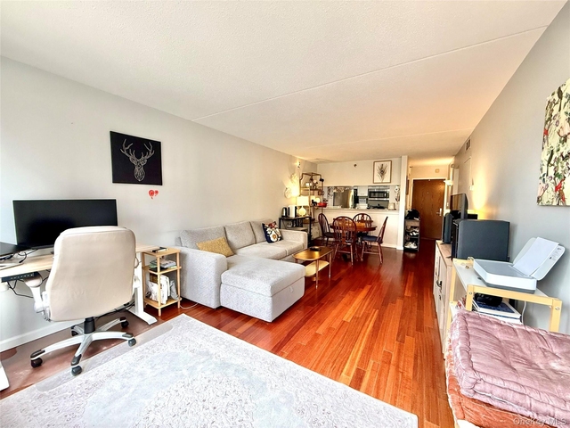 4 Martine Avenue - Photo 1