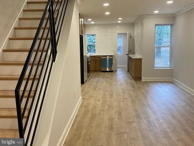 553 E Penn Street - Photo 1
