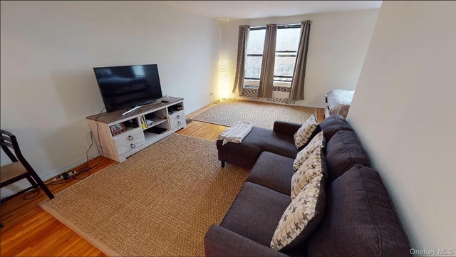 10025 Queens Boulevard - Photo 1